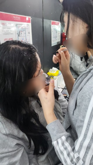 안산메이크업학원, 국가자격증에서 끝나는 게 아니라 현장에서 바로 쓰는 기술까지 연결됩니다!